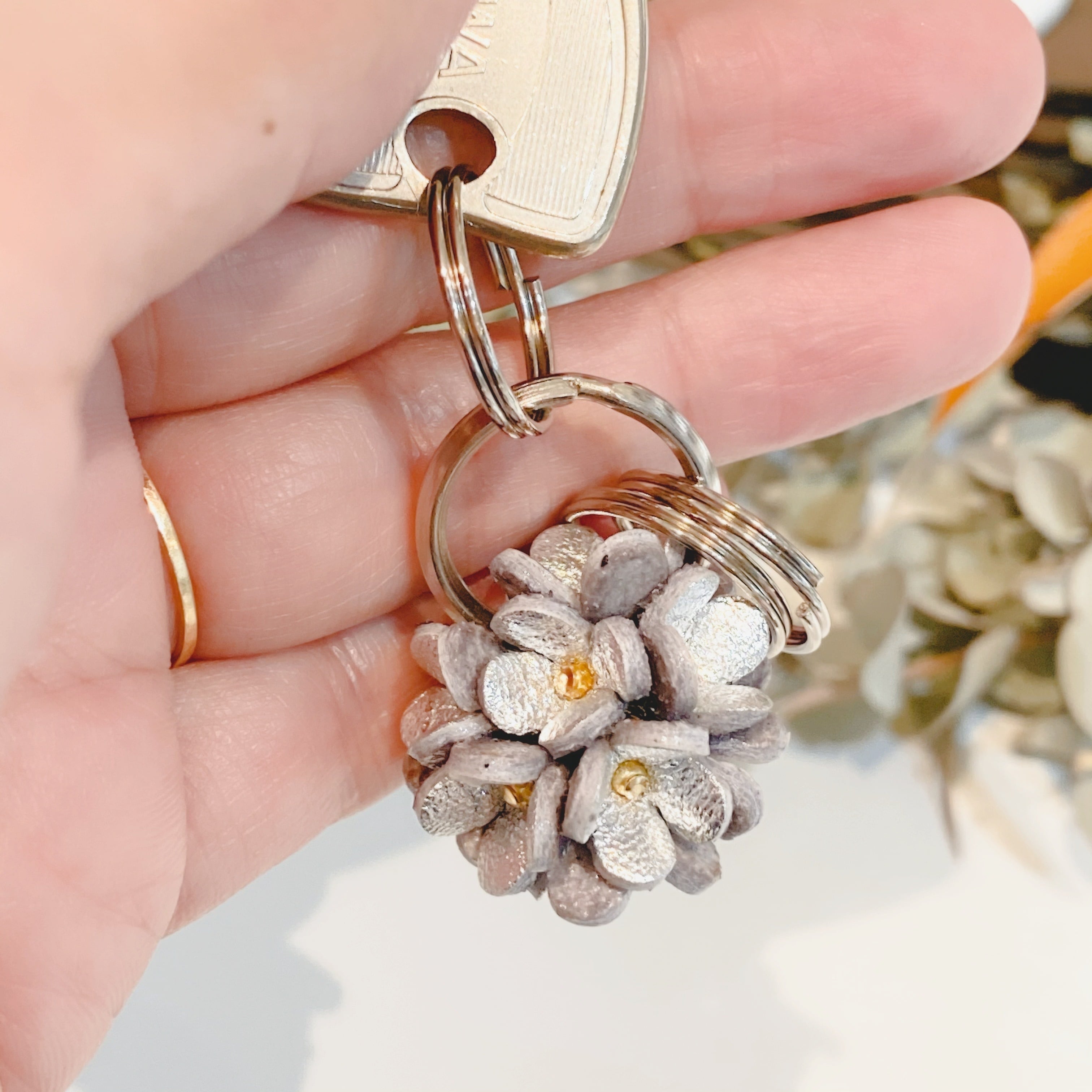 カランコエ花のキーホルダー(花色シルバー) | Allamanda-leather