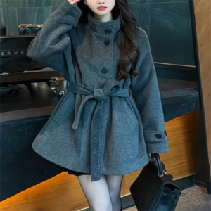 【送料無料】 トレンチコート チェスターコート 3色 ショート 長袖 Vネック 襟付き フレア Aライン ベルト アイボリー グレー 大人カラー モノトーン 厚手生地 防寒 暖かい かわいい 大人可愛い 綺麗 シンプル カジュアル 大人 上品 おしゃれ お洒落 大人女子 こなれ感 エレガント コンサバ 定番アイテム 体型カバー シック 無地 冬 女性 レディース ママ 30代 40代 OL 通勤 デート お出かけ 女子会 お呼ばれ お茶会 授業参観 休日 アウトドア 普段使い ファッション 垢抜け