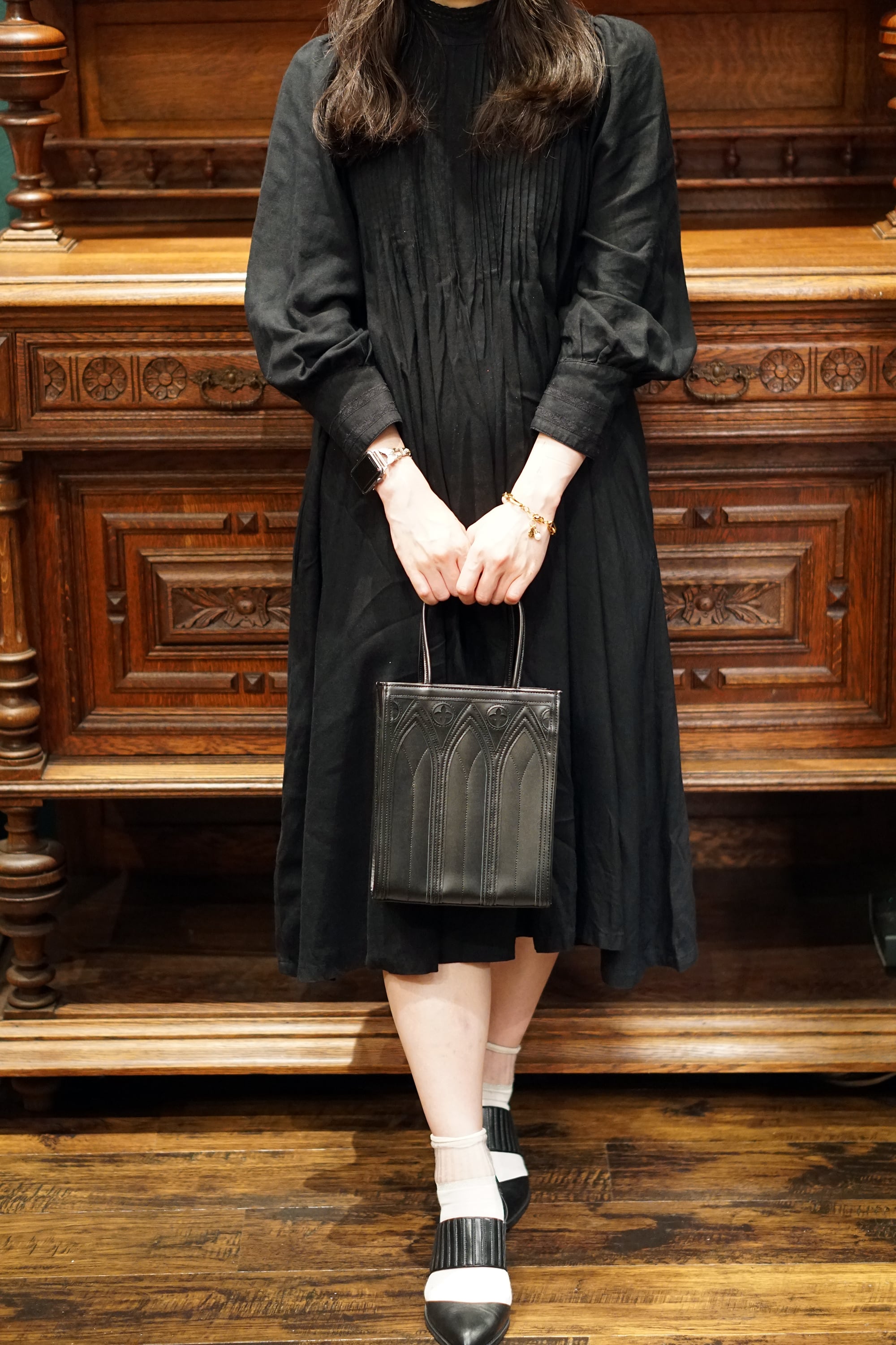 EARL'S FAVOURITE ブラックハンドバッグ 中世ゴシック建築モチーフの「カテドラルバッグ1C」（本革製