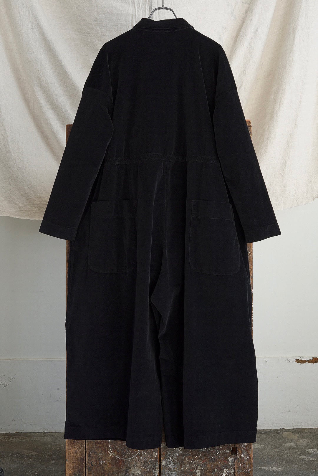 ALBUM DI FAMIGLIA - VELVET OVERSIZED COLLAR JUMPSUIT / BLACK | Brownie