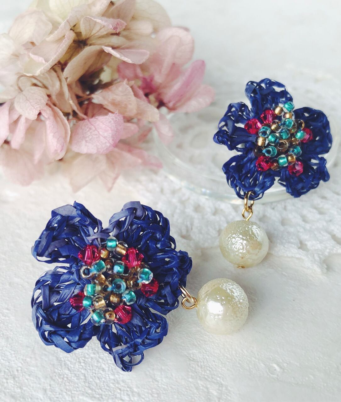 ラフィアの花のビジューイヤリング