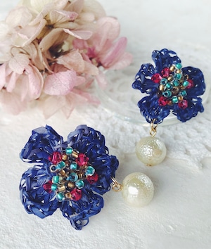 ラフィアの花のビジューイヤリング