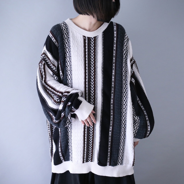 monotone color multi knitting pattern over silhouette knit