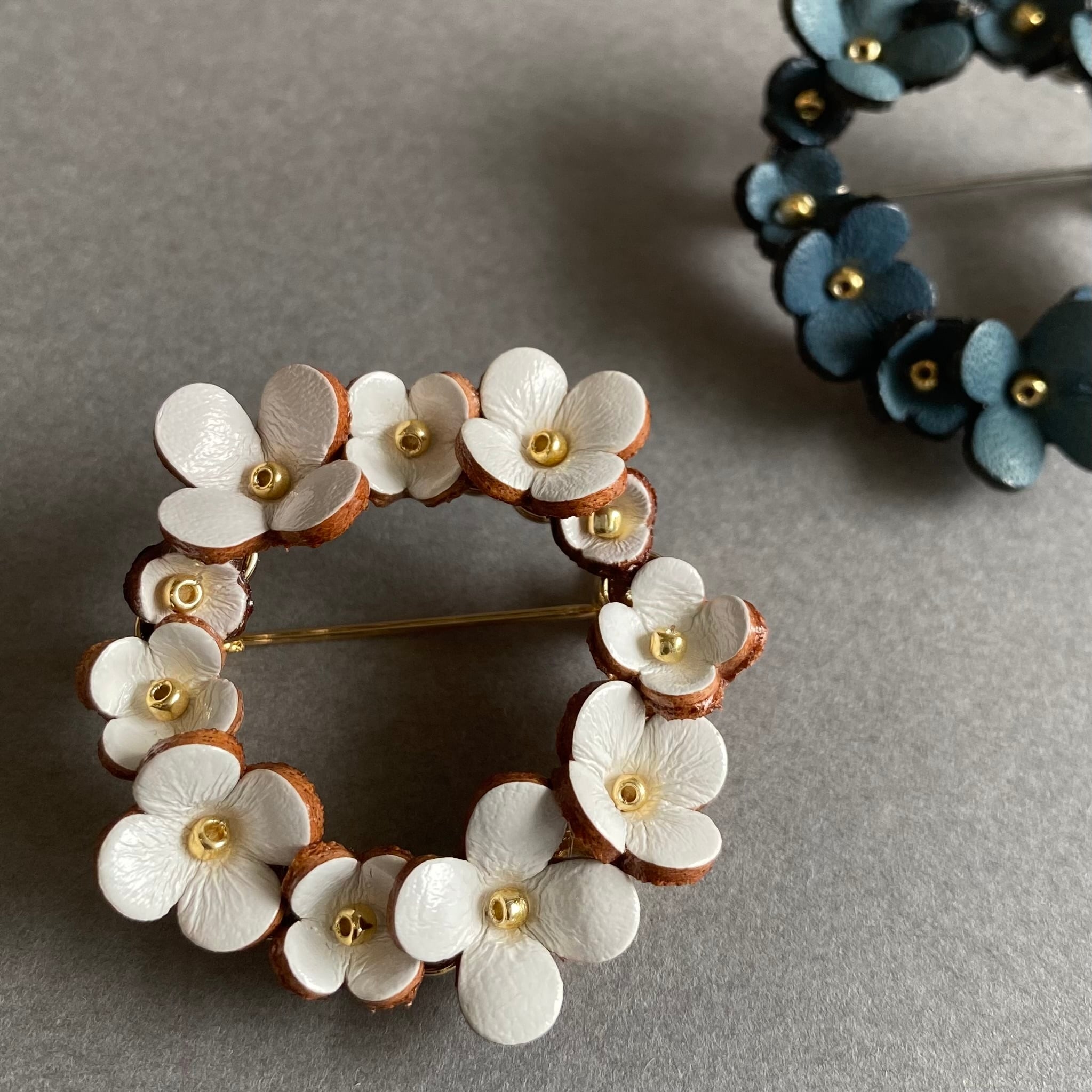 ホワイトフラワーブローチ ホワイトフラワーブローチ | Muzeo