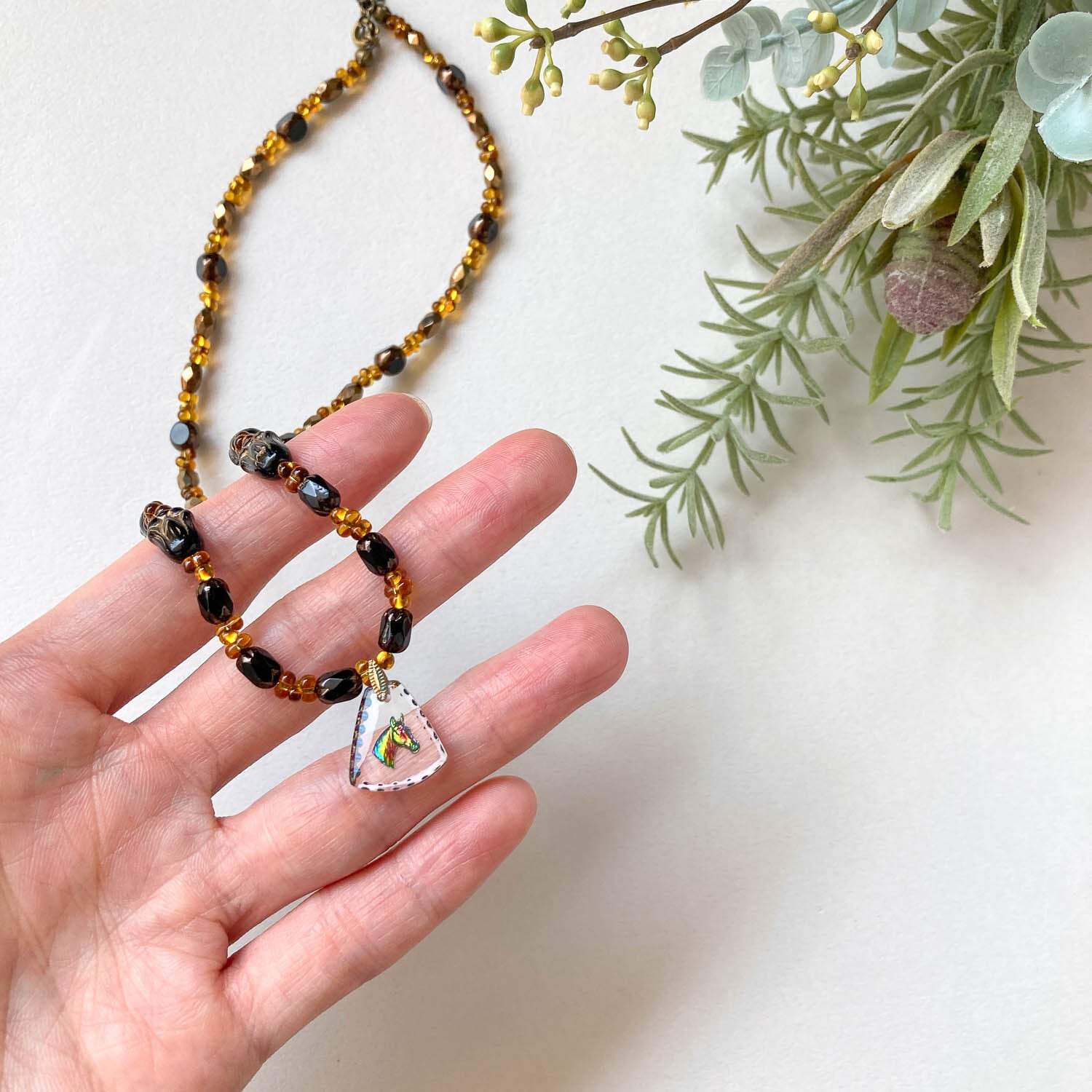 chii 虹色馬トップとブラックチューリップのネックレス