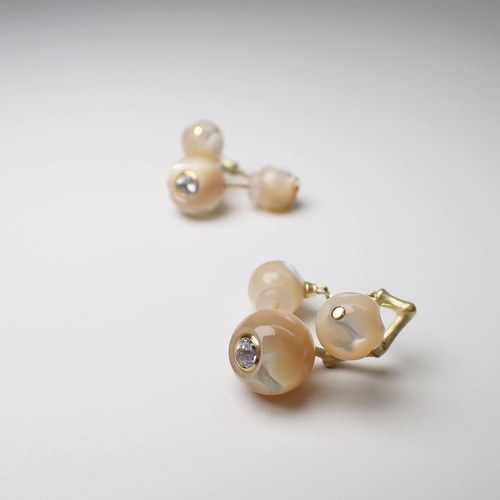 【センダン】K18ピアス　アシンメトリーデザイン　ヌーディカラー
