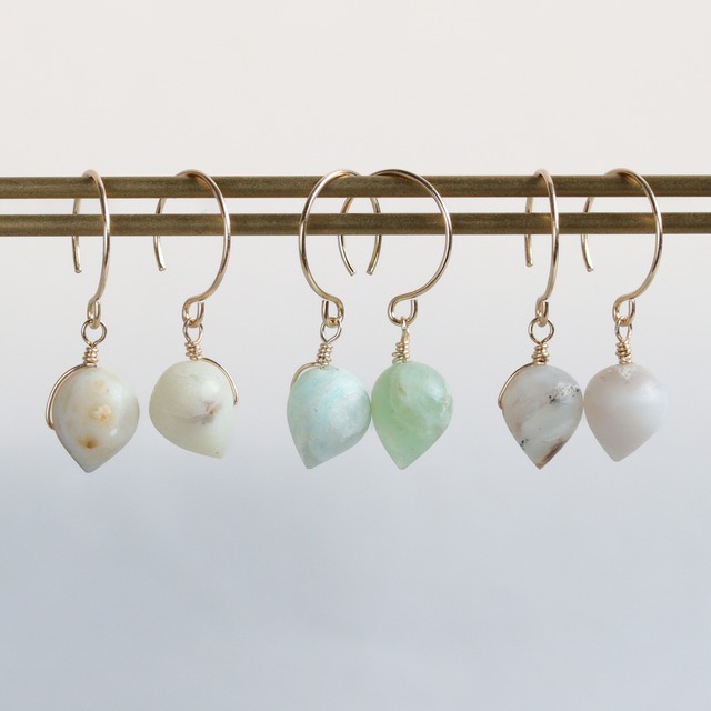 ふんわりアイボリーカラー｜オパールの天然石ピアス・A｜14kgf｜10月誕生石