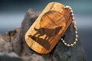 【蝶の樹】 モパネ ツートン ドッグタグ 象嵌 月と狼