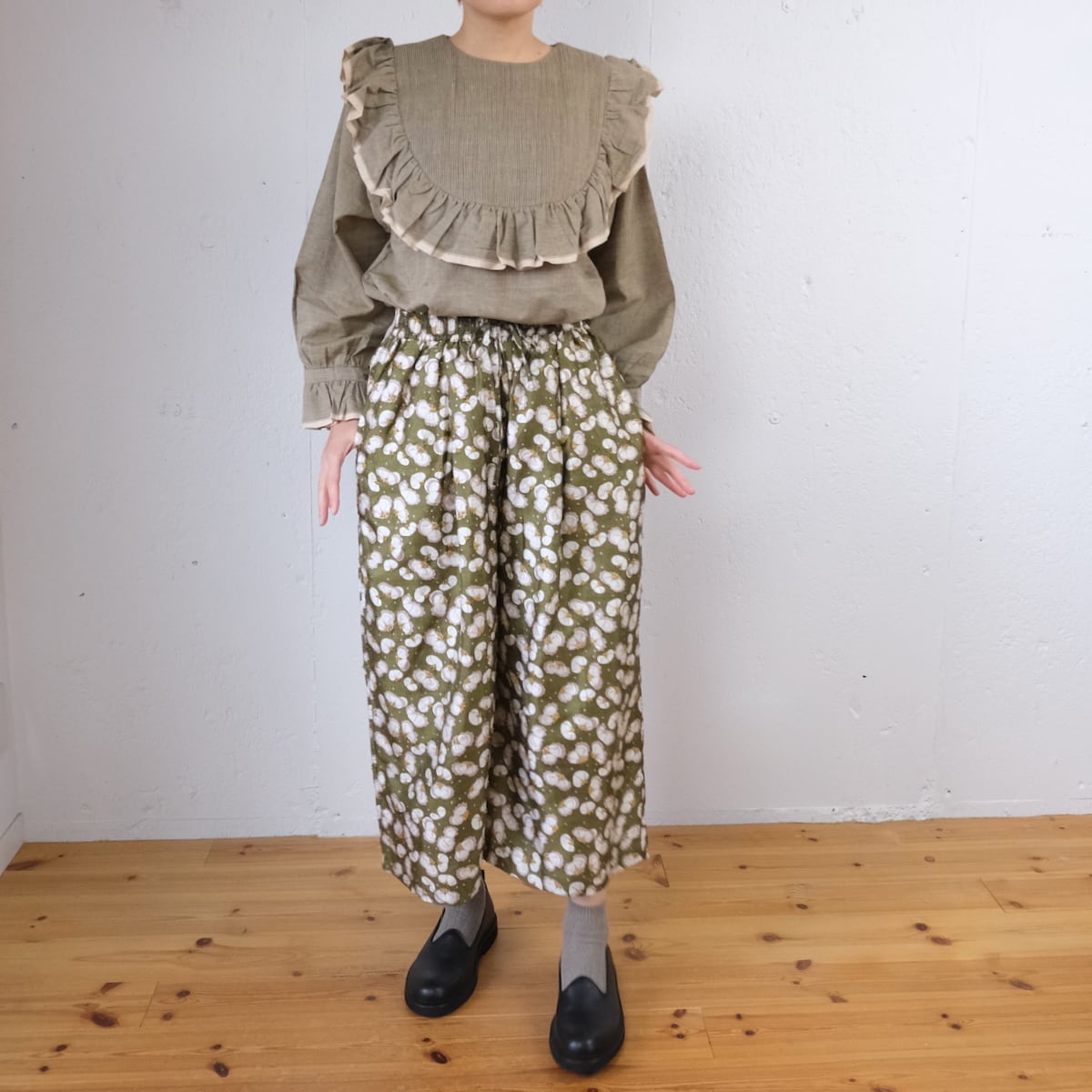 BUNON(ブノン) Embroidery Tuck Pants シルク 花柄プリント+刺繍
