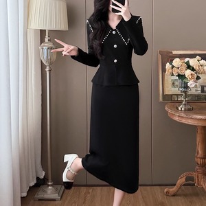 【送料無料】 ロングドレス Aライン フレア プルオーバー 長袖 Vネック 襟付き パール 飾り 装飾 ボタン エレガント 可愛い 大人可愛い きれいめ シンプル カジュアル シック コンサバ 華やか 大人 上品 おしゃれ お洒落 主役級 こなれ感 高見え 高級感 無地 秋 冬 30代 40代 レディース 女性用 お呼ばれ 結婚式 二次会 パーティ 演奏会 ファッション コーデ 美脚 脚長 定番 垢抜け 存在感 ブラック 大人カラー モノトーン