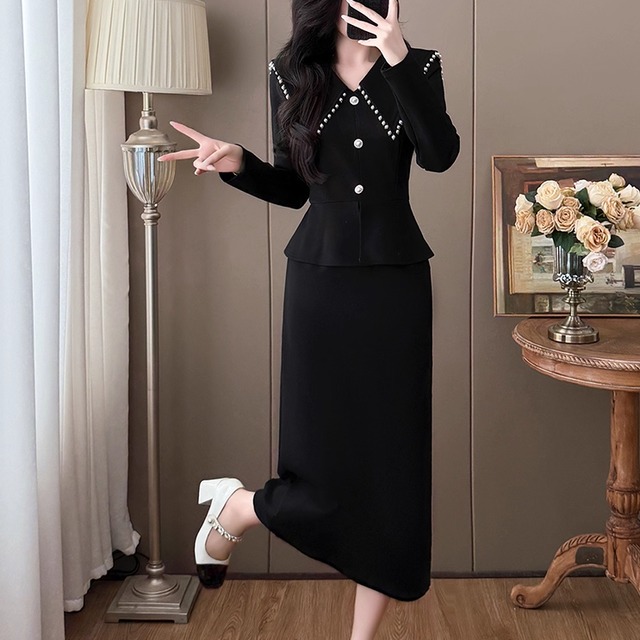 【送料無料】 ロングドレス Aライン フレア プルオーバー 長袖 Vネック 襟付き パール 飾り 装飾 ボタン エレガント 可愛い 大人可愛い きれいめ シンプル カジュアル シック コンサバ 華やか 大人 上品 おしゃれ お洒落 主役級 こなれ感 高見え 高級感 無地 秋 冬 30代 40代 レディース 女性用 お呼ばれ 結婚式 二次会 パーティ 演奏会 ファッション コーデ 美脚 脚長 定番 垢抜け 存在感 ブラック 大人カラー モノトーン