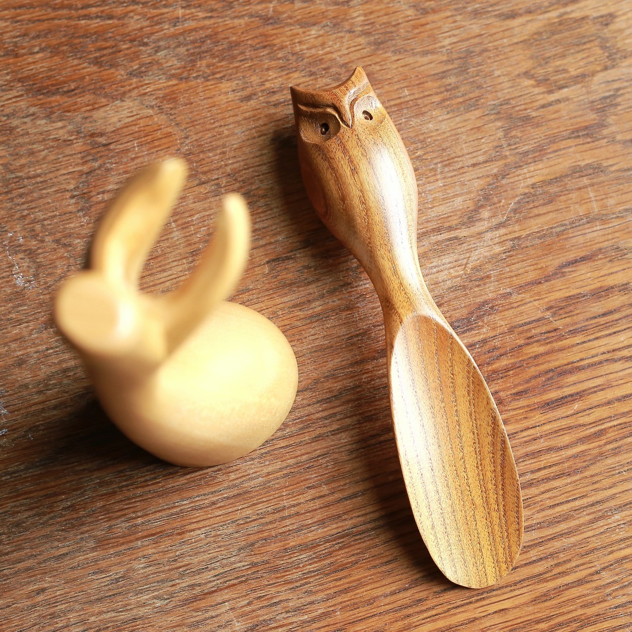 お出かけを待つ、フクロウの靴べら 1