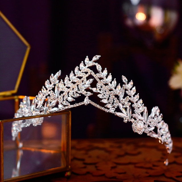 白い花と珍珠が特徴のU字型のヘアアクセサリーは、新婦の髪型に優雅で華やかなアクセントを添え、結婚式や特別なイベントで美しいヘアスタイルを演出します。 义乌市麦浪实力供应商67576247070