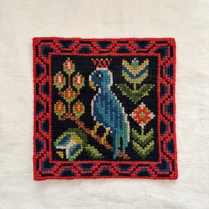 ツヴィスト刺繡の青い鳥の壁飾り