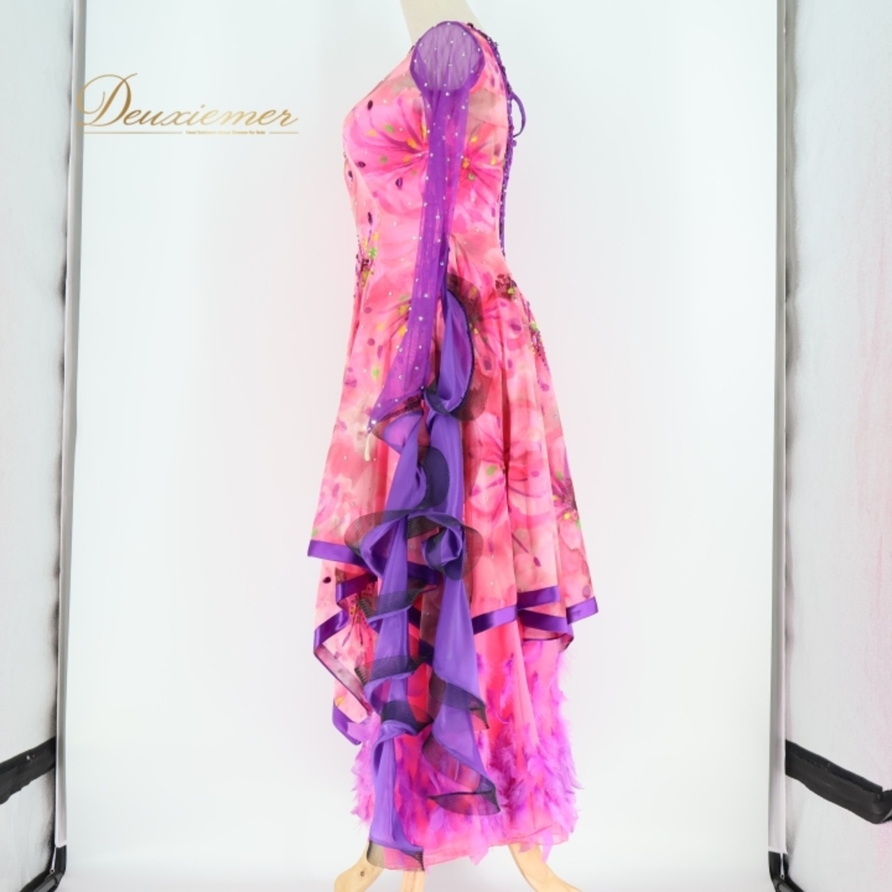 社交ダンス 衣装 ジャズ ラテン パンツ ズボン ダンスウェア フロート 羽 フェザー ピンク 紫 柄 模様 パーティ 発表会 ピンク系 パープル系 豪華 おしゃれ イベント ダンスパフォーマンス パンツスタイルショー用 フリル