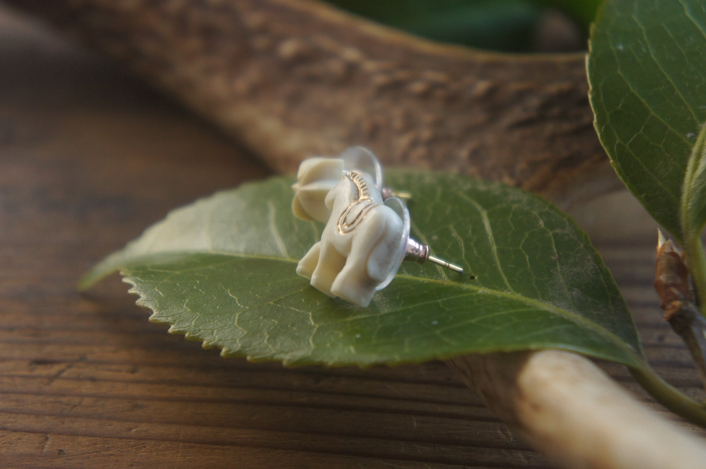 鹿角彫刻「馬と星」ピアス（左右セット）【1】 | deer bone 