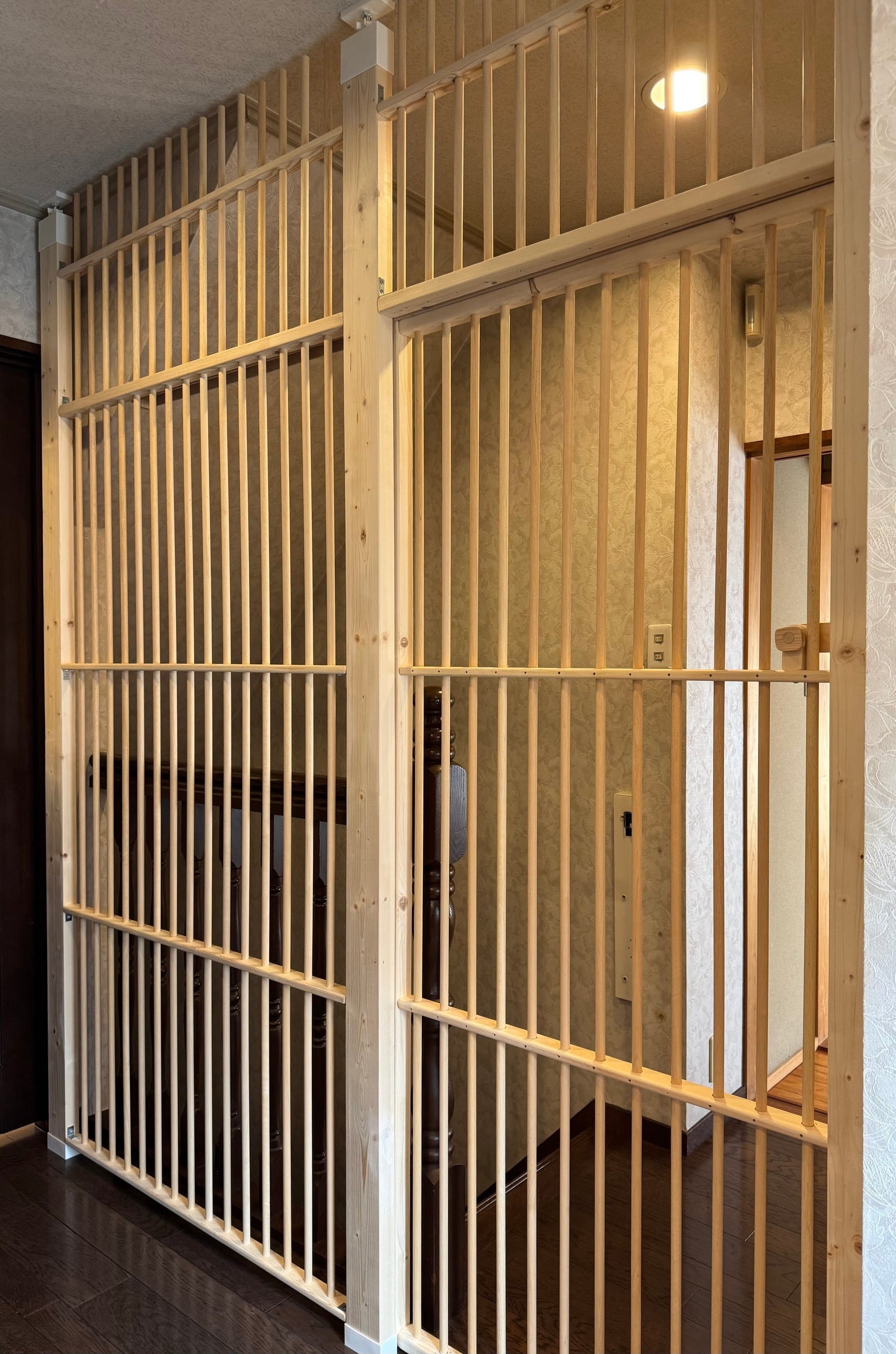 猫脱走防止扉枠付間仕切