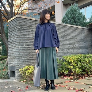 バックサテンブラウス