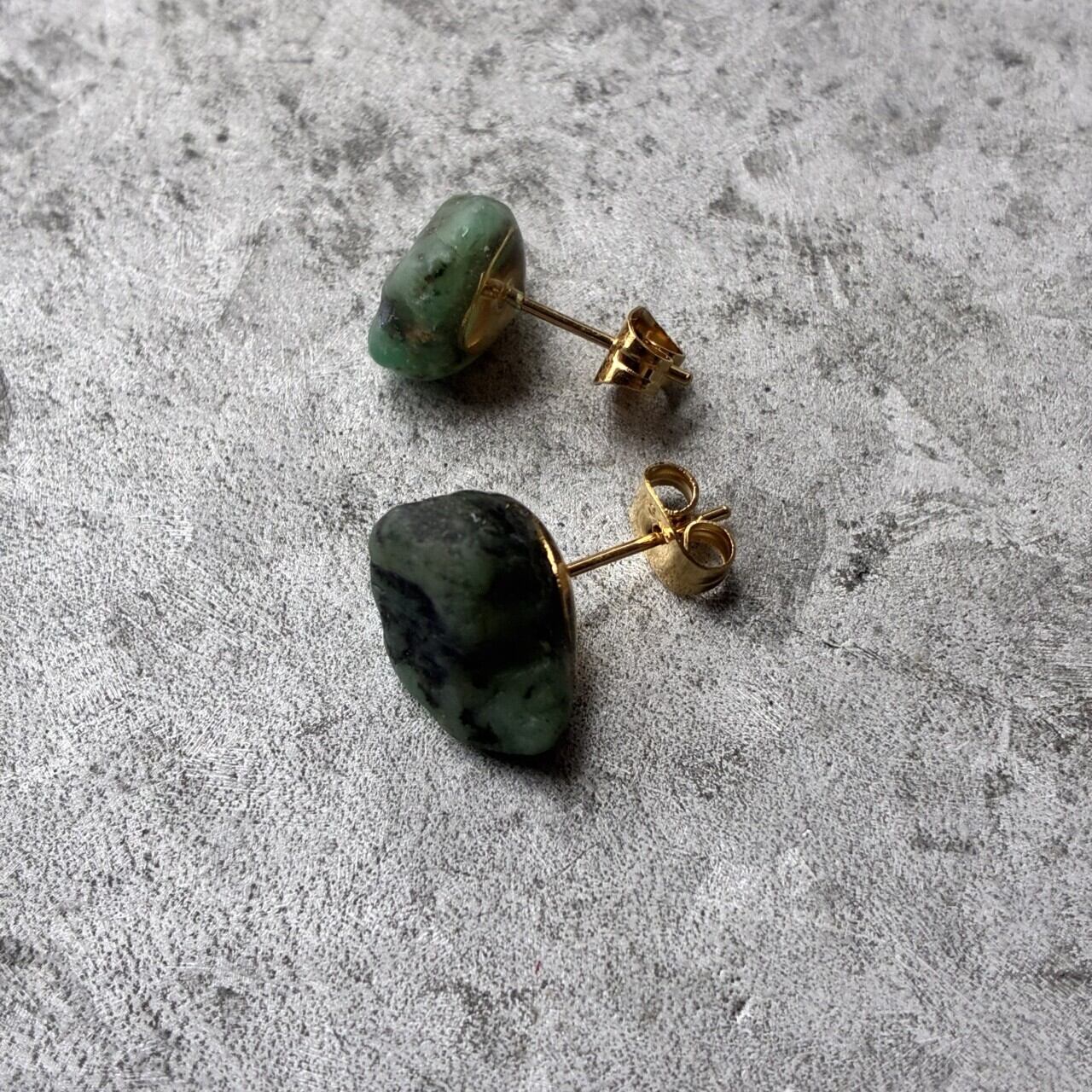 エメラルドの原石ピアス 一点もの 鉱物 天然石 金属アレルギー対応