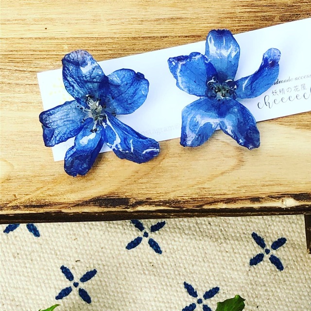 デルフィニウムの一輪差し 妖精の花屋 Cheeeech