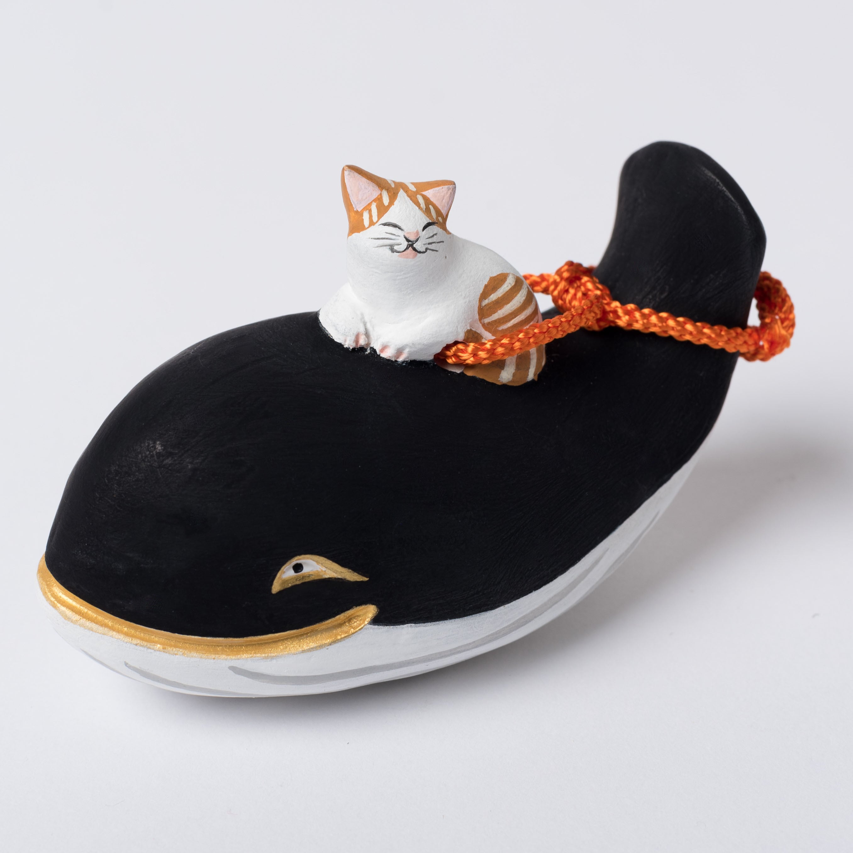 土鈴くじらに乗った猫 トラ | 三栗屋