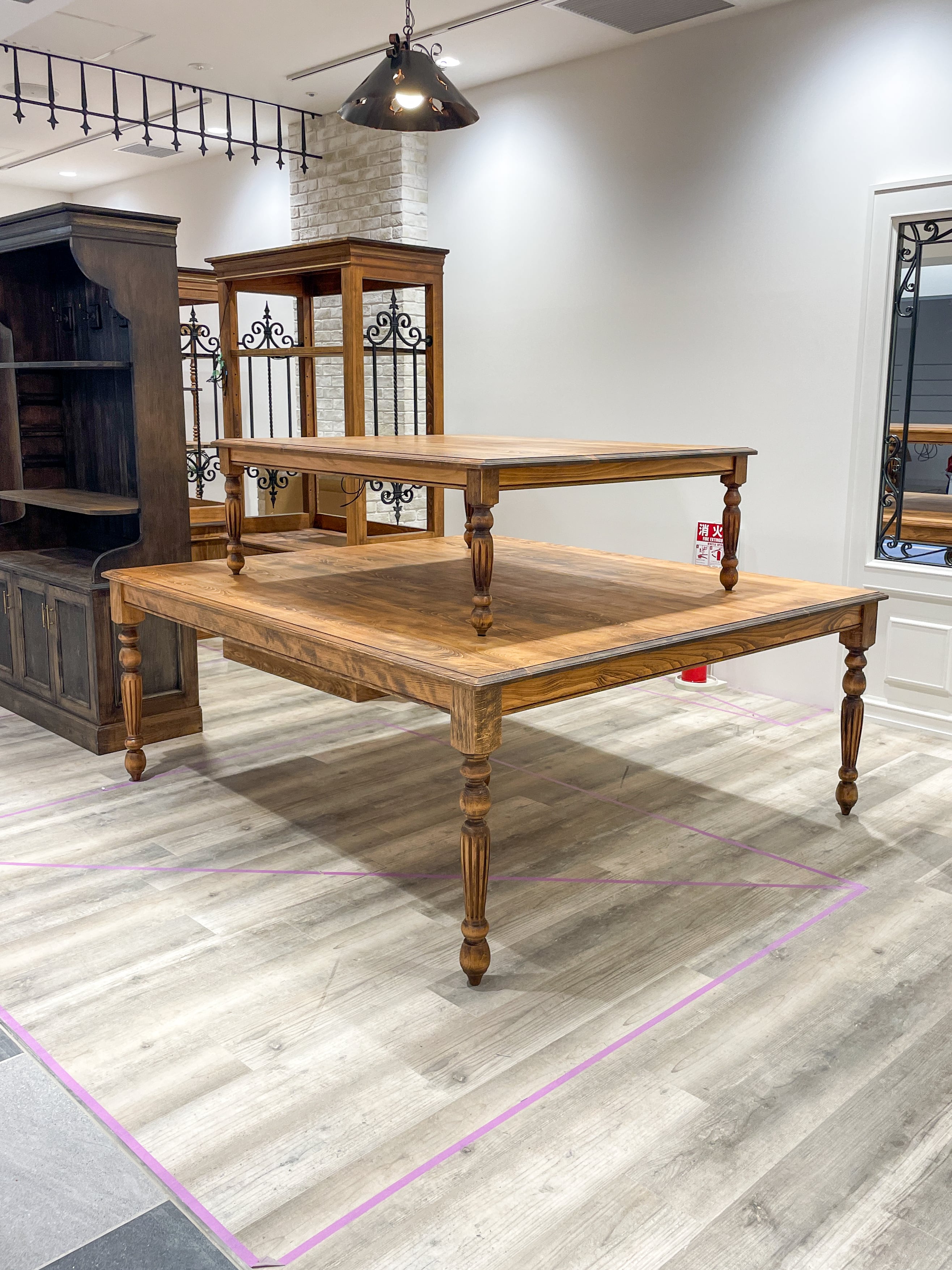 2段平台ろくろ足テーブル 店舗向けディスプレイテーブル (下)2000✕1750(上)1400✕1150 サイズオーダー可