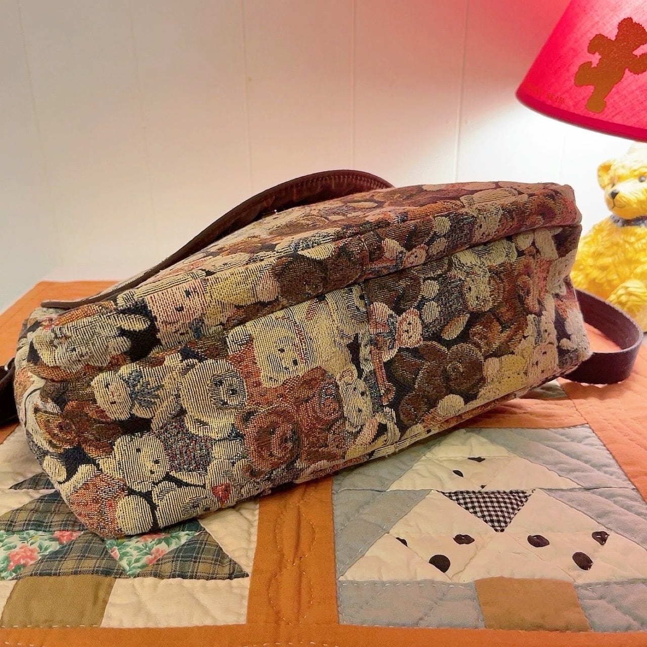 many bear gobelin shoulder bag