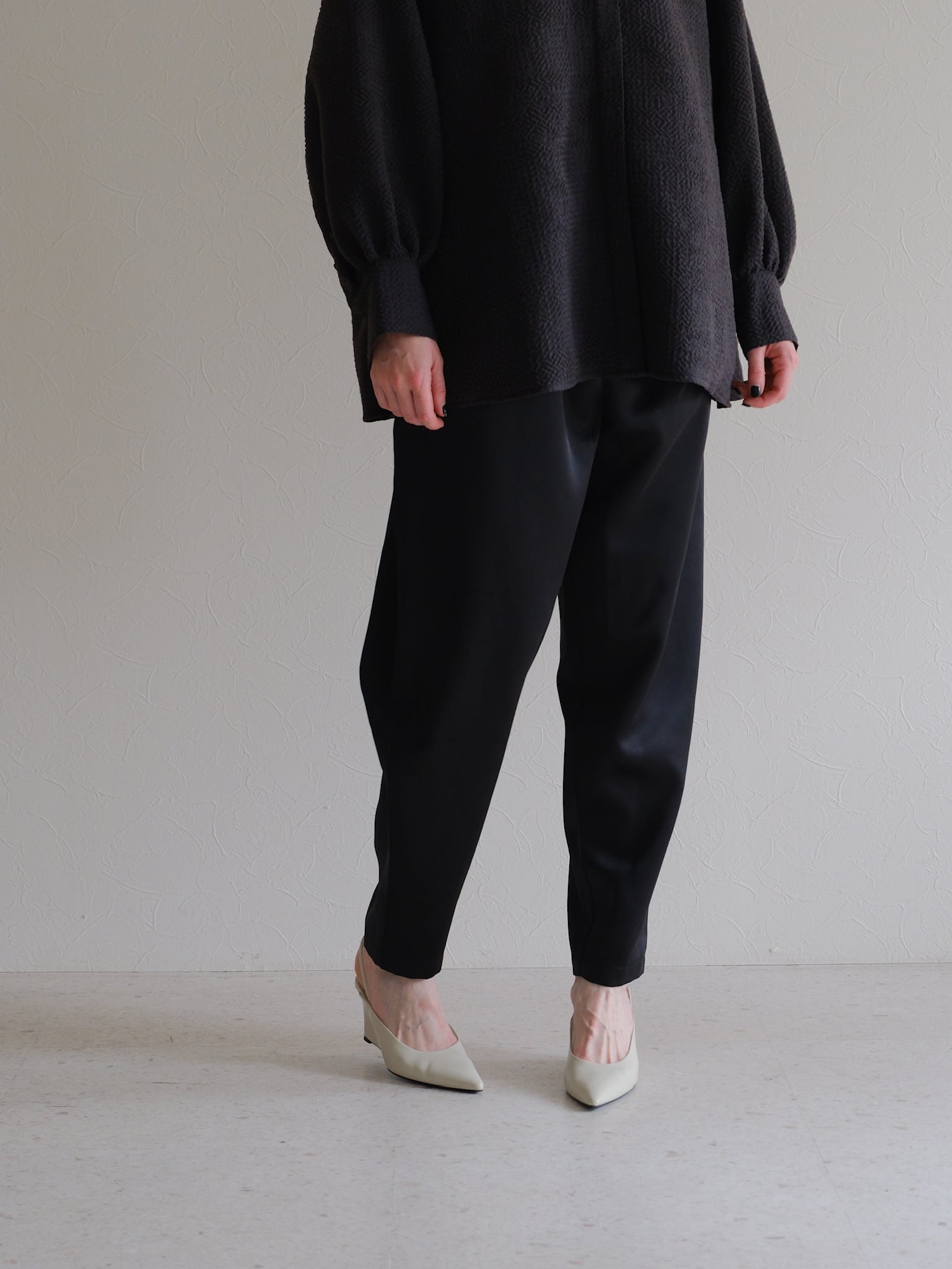 satin cocoon pants (black)