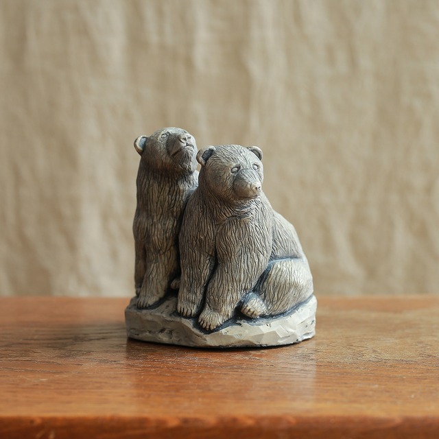 何かを見つめる、クマの兄弟