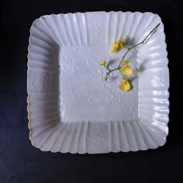 AS  前田麻美　灰青釉輪花七寸角皿