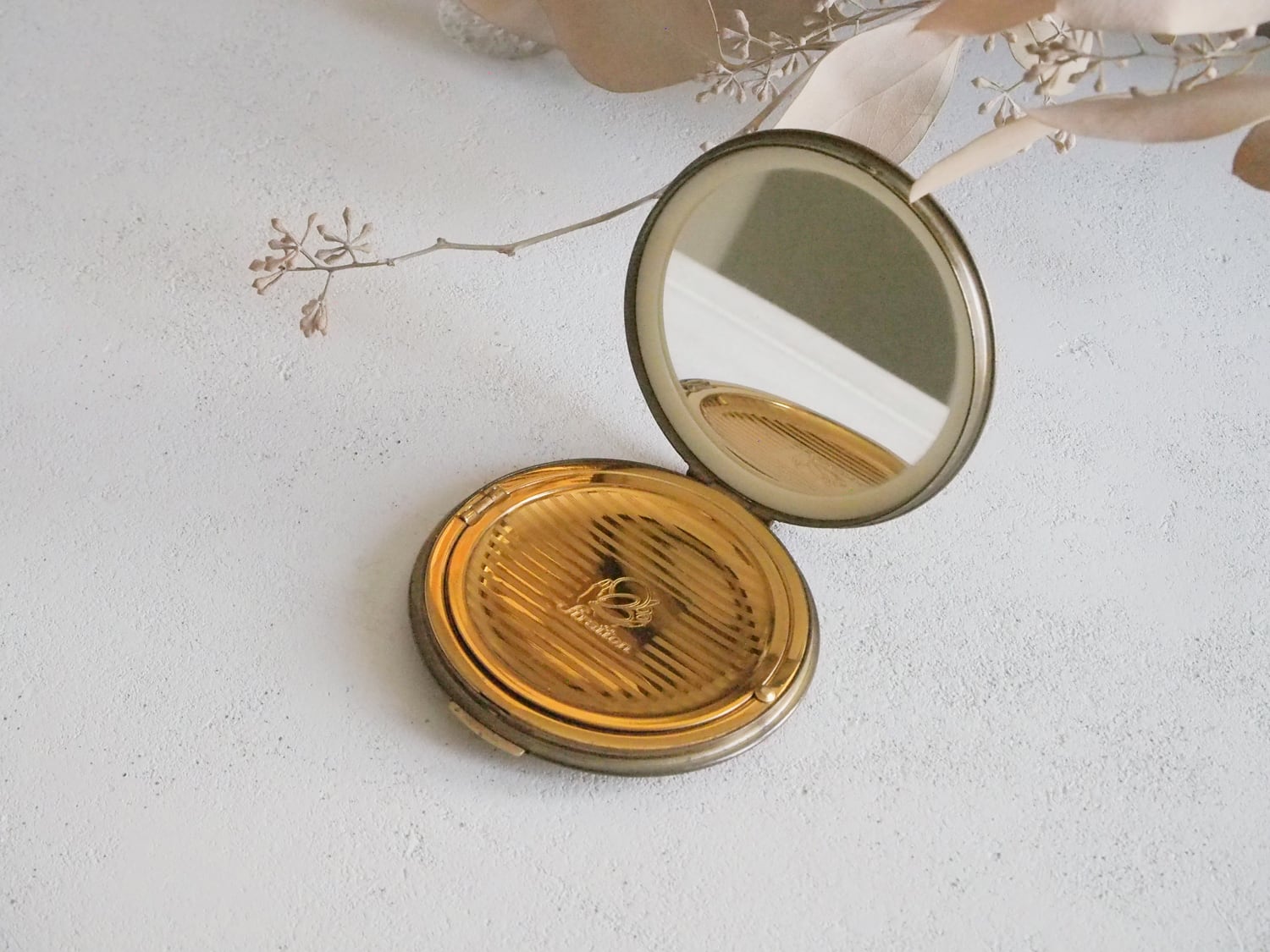 やわらかな植物の装飾が美しいコンパクトミラー | アンティーク