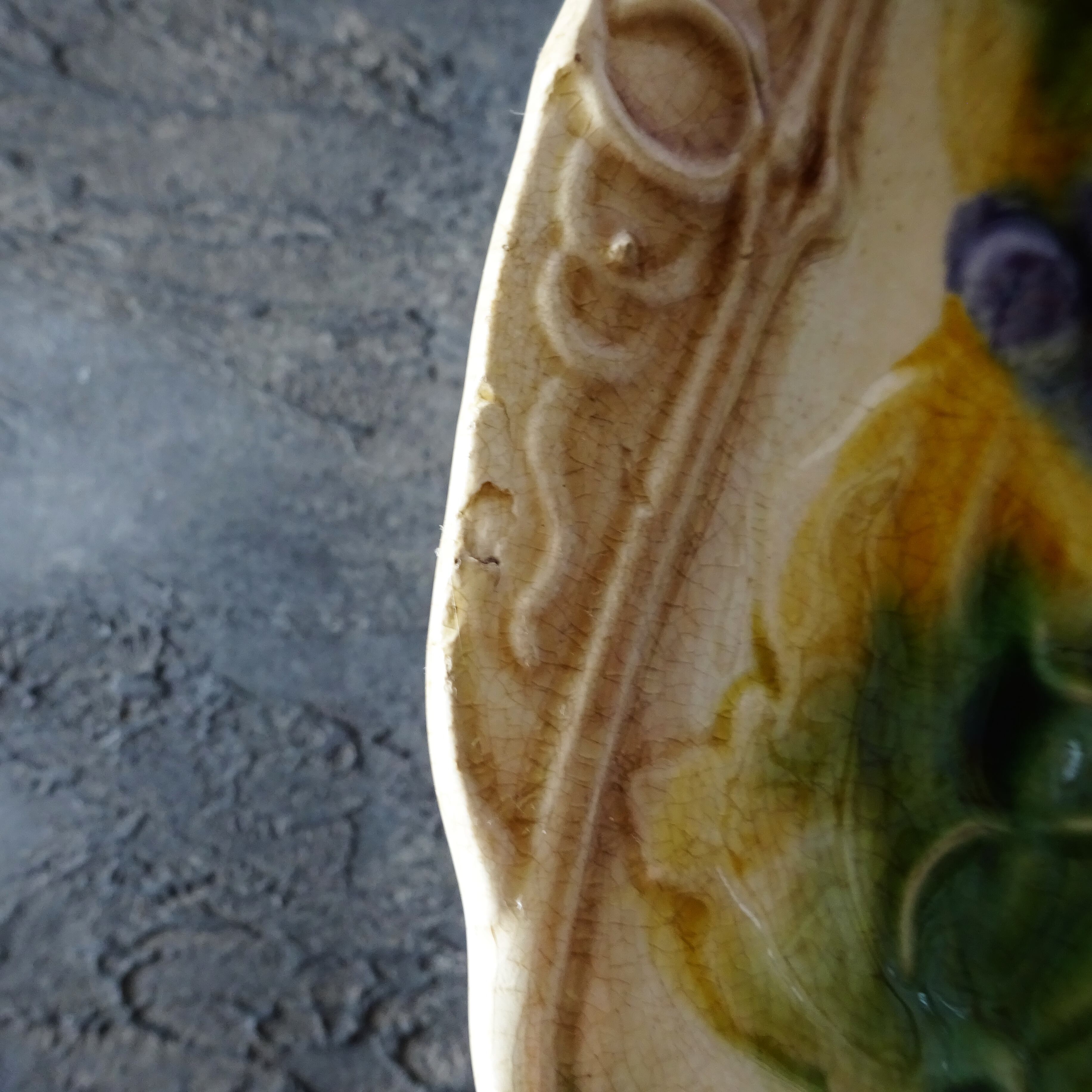 ST AMAND & HAMAGE ORCHIES Barbotine décor《GRAPPE DE RAISINS》assiette (B)