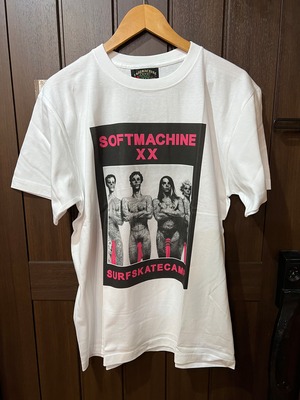 SOFT MACHINE ×SURF SKATE CAMP pull your socksup T wht