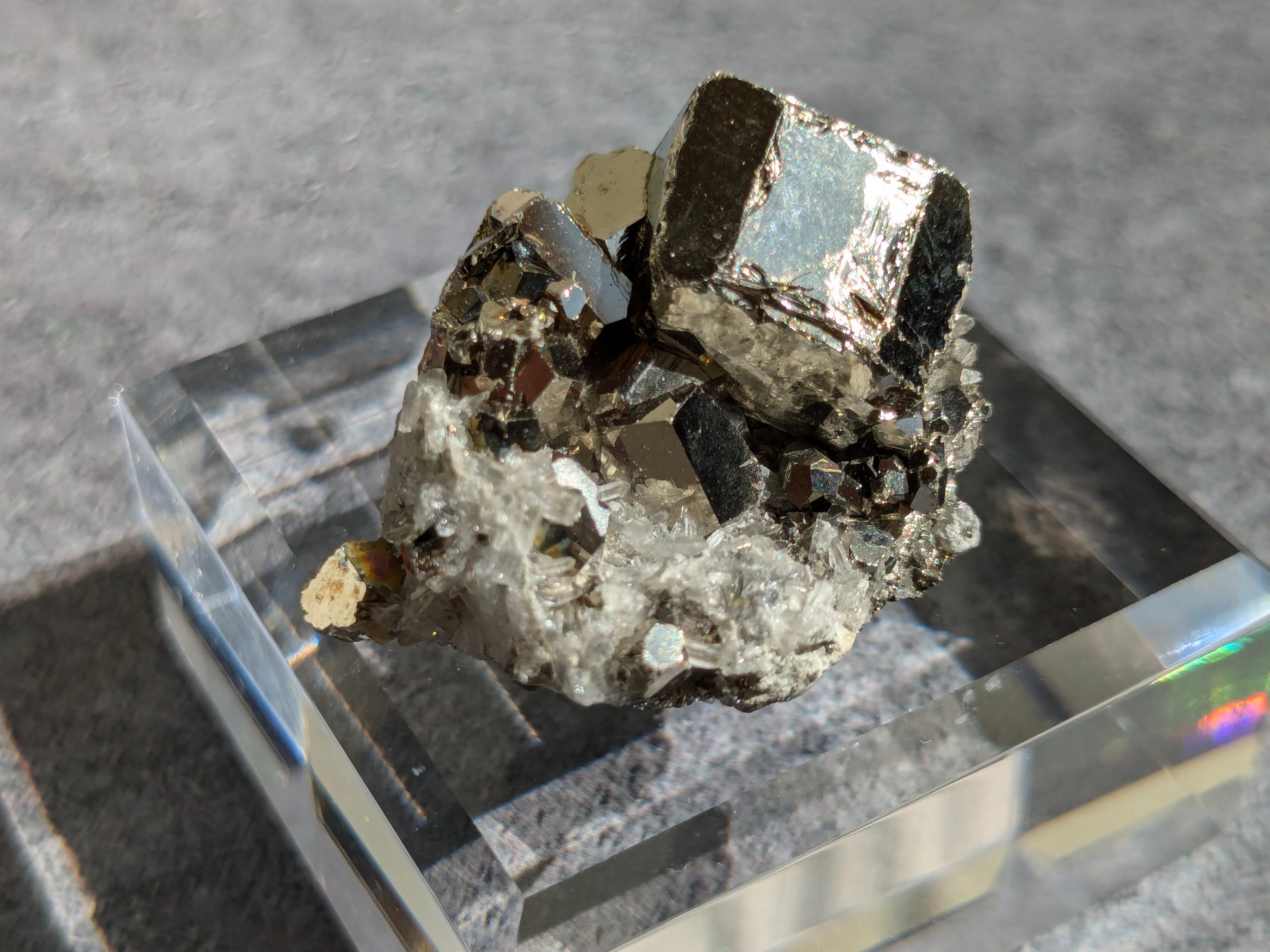 天然石*黄鉄鉱*パイライト*水晶共生*原石*台座付き | eimy_nature