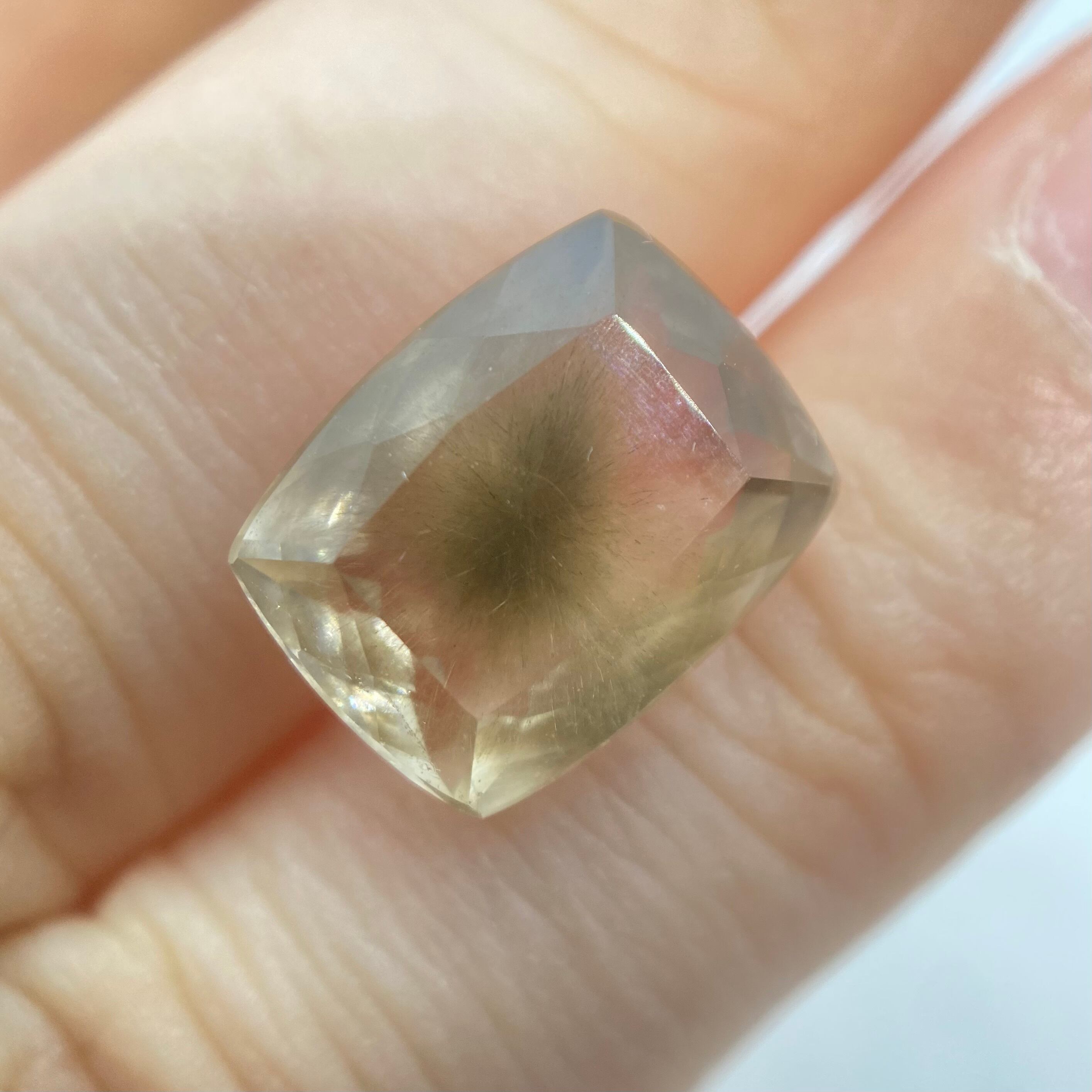 小鳥の羽のようなポンポンクオーツ