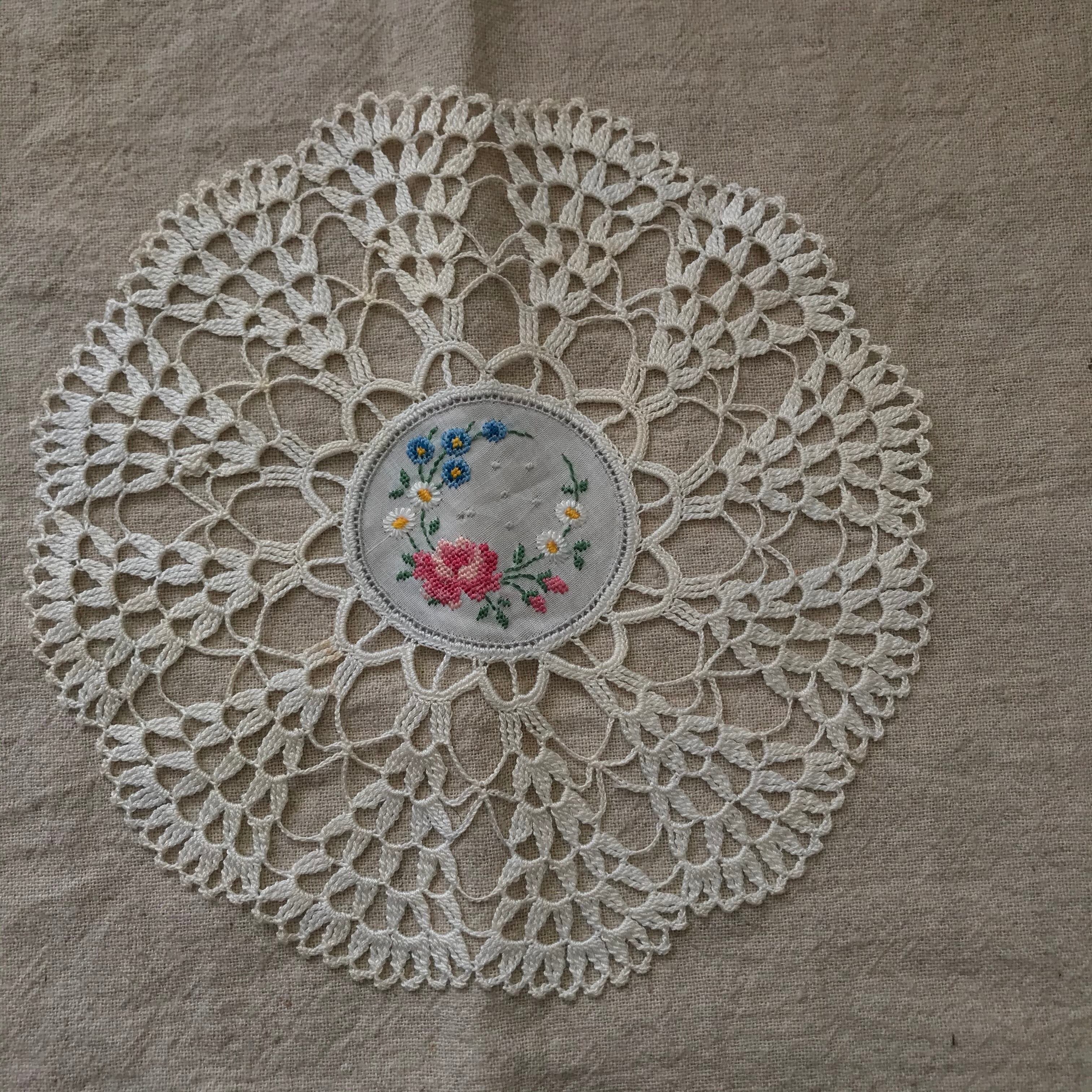 花刺繍のドイリー2
