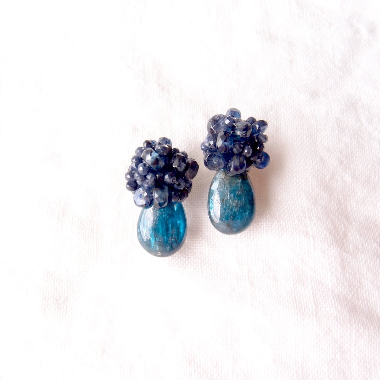 【天然石刺繍/ピアス】Peacock Blue Kyanite × Blue Sapphire × Ink blue Kyanite Earrings