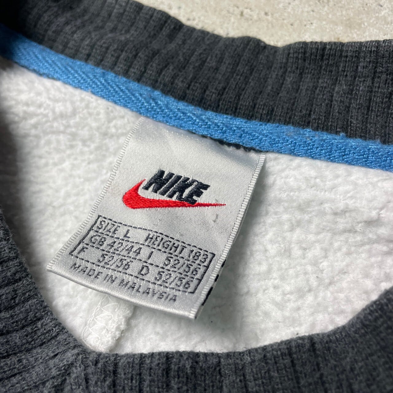 00年代 NIKE ナイキ 変形パターン スウォッシュロゴ Vネック スウェットシャツ メンズXL相当 古着 00s ビンテージ ヴィンテージ Y2K  トレーナー ブラック ホワイト ブルー 黒色 白色 水色【スウェット】 | cave 古着屋【公式】古着通販サイト