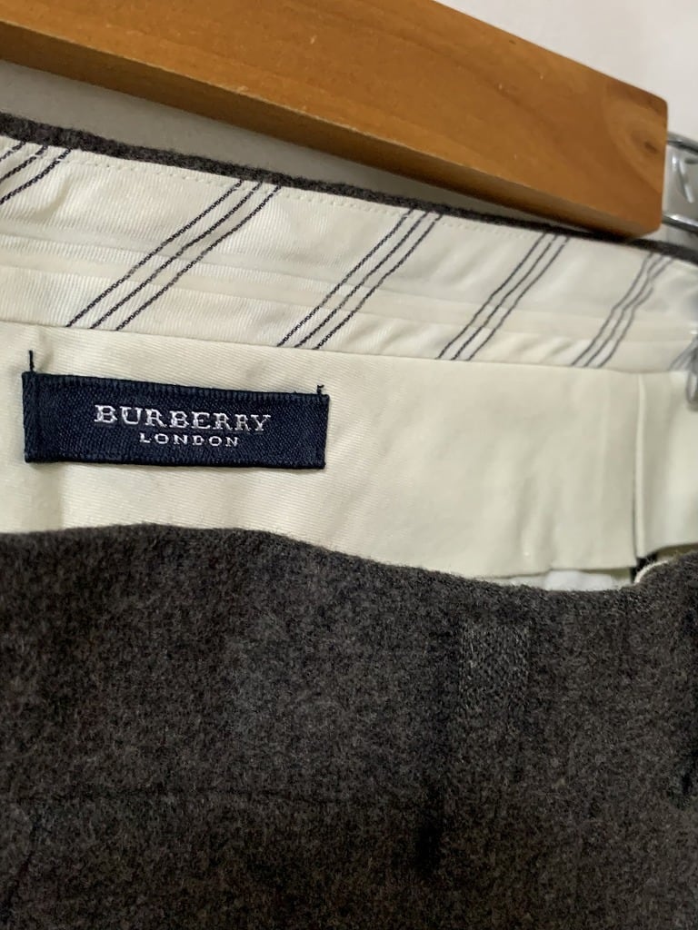 Wide Tapered Silhouette Design Wool Tuck Slacks "BURBERRY"