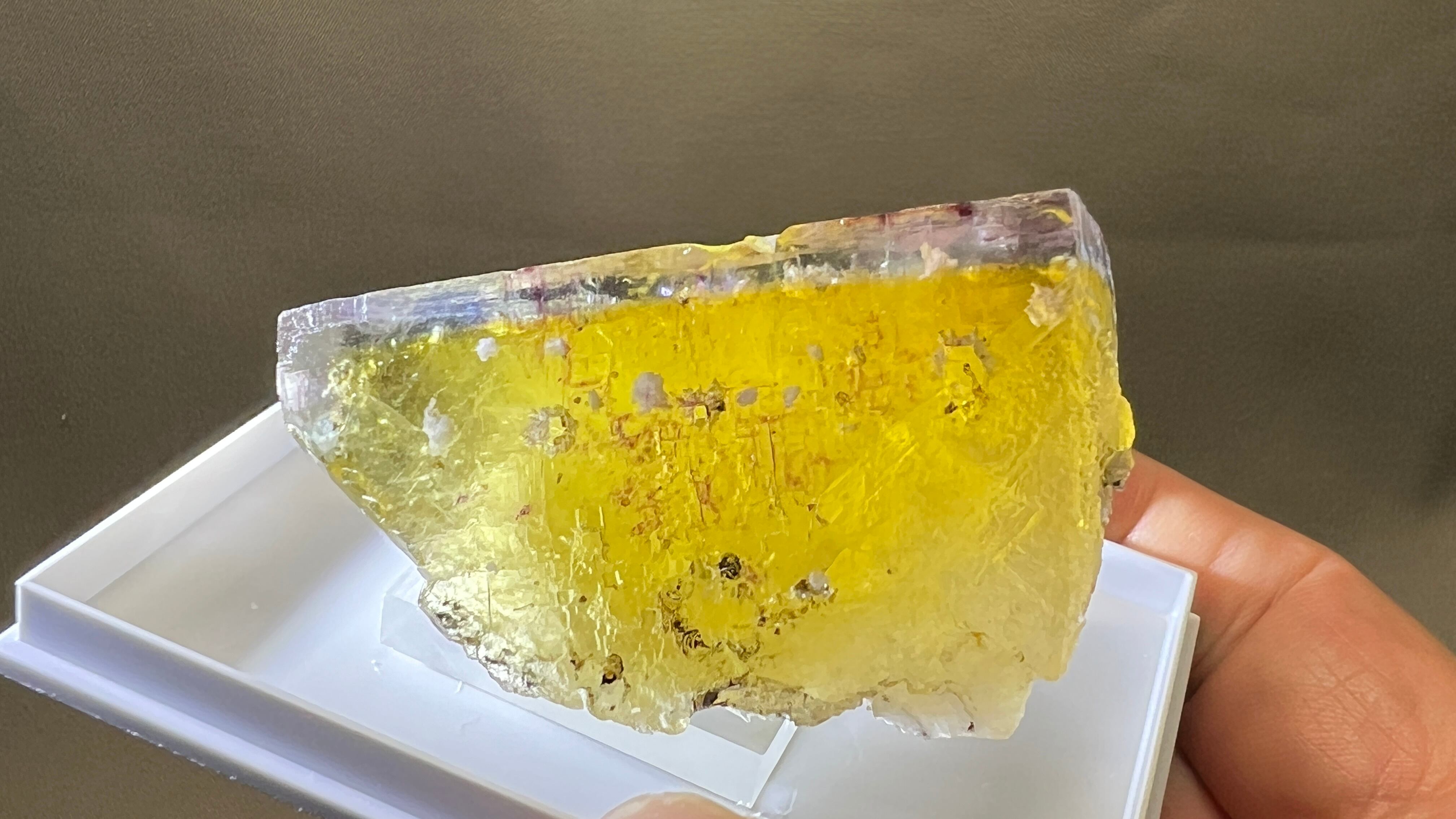 鉱物標本】ミネルバNo.1 イリノイ産フローライト その1 まっくろく 