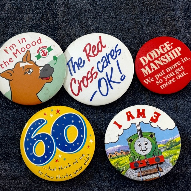 5個 ヴィンテージ レトロ 缶バッジ  vintage ビンテージ 古着 通販 リメイク 雑貨 2508010-19