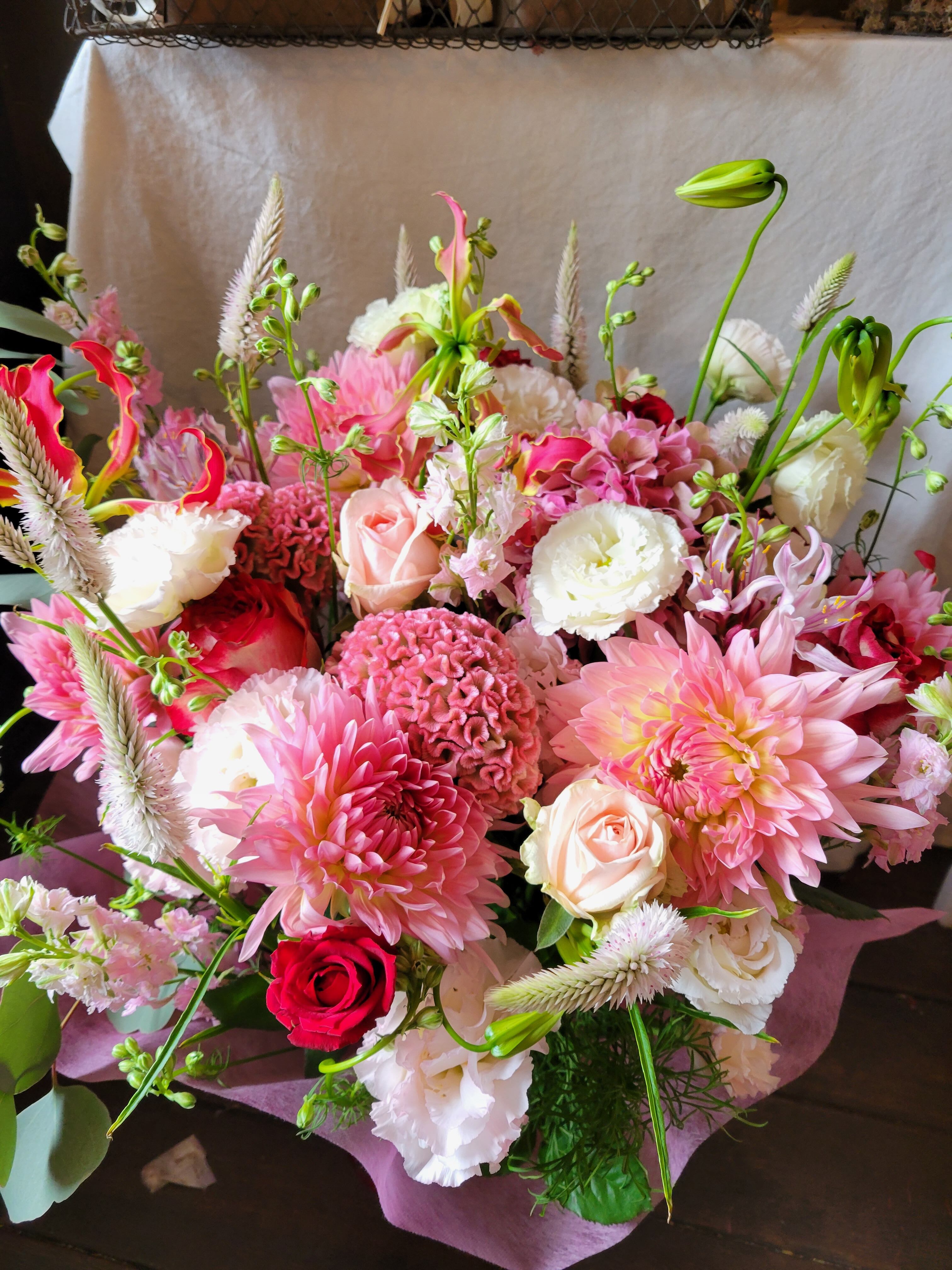 ピンクのお花の華やかなおまかせアレンジメント*Lサイズ フラワー