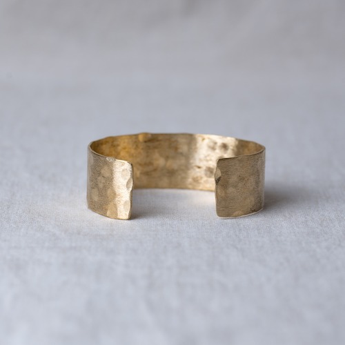 無垢真鍮のバングル｜W20mm  槌目仕上げ