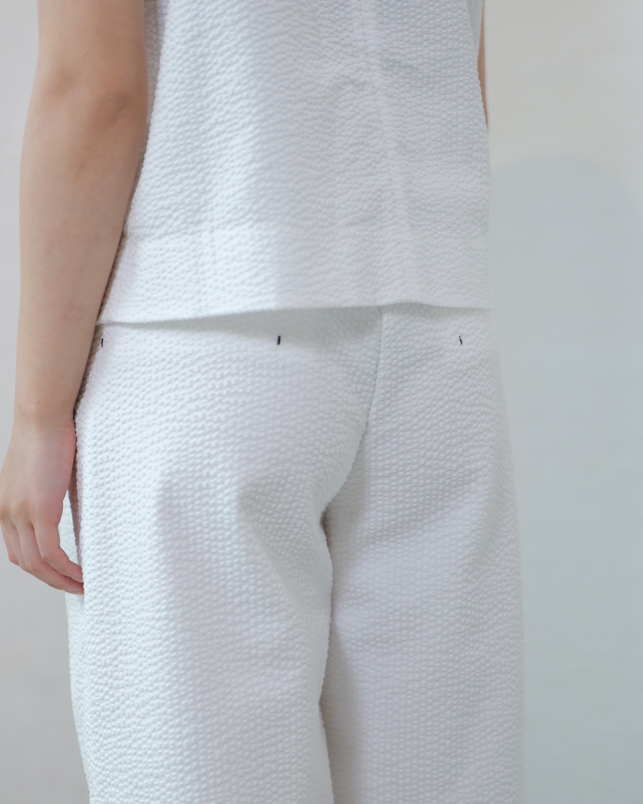 FOURAM - SHEER SEERSUCKER HAKAMA PANTS ：WHITE｜シアーサッカー／袴パンツ／USコットン混／フロントアジャスト／セットアップ対応