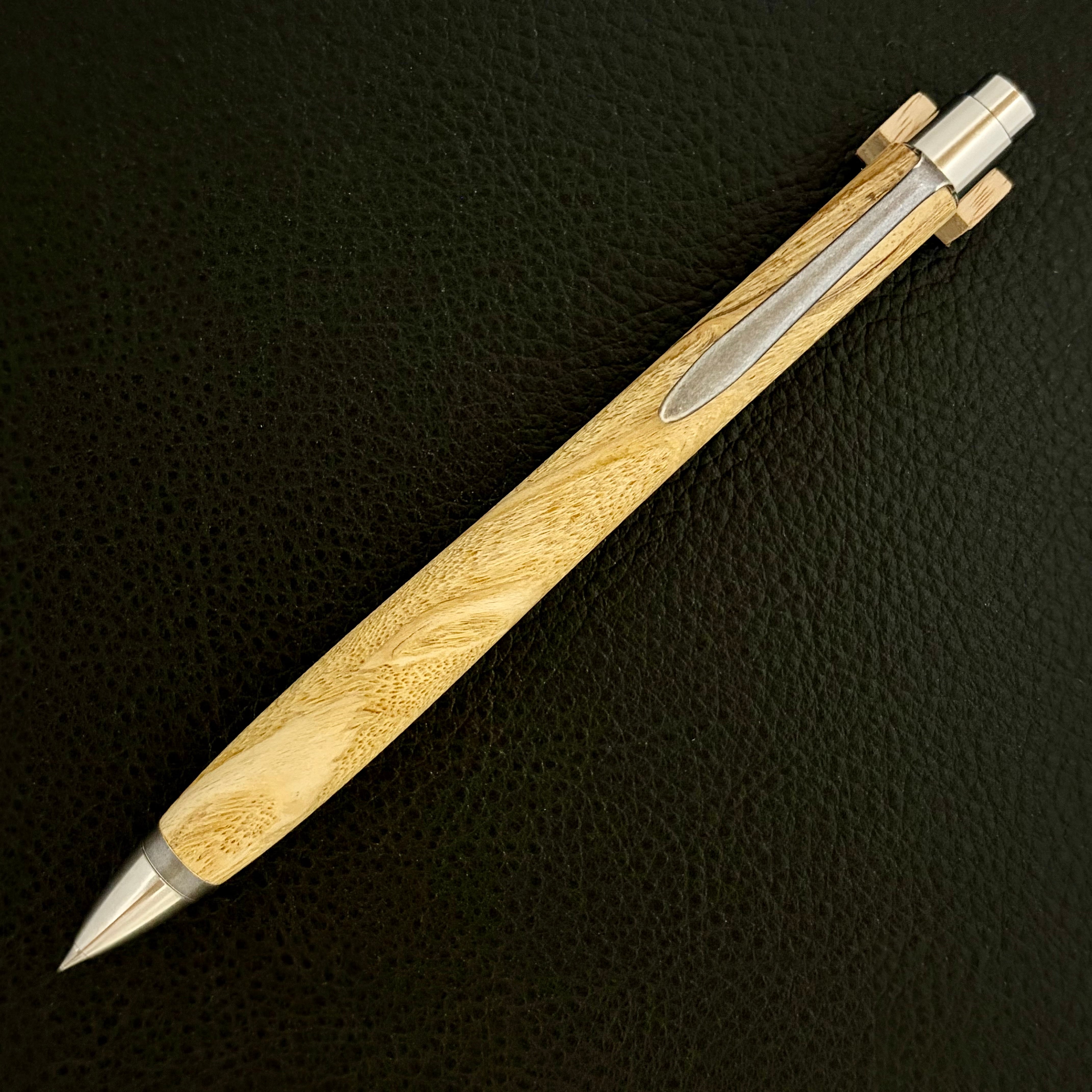 津*様 ウッドペンクラクトさん 杉瘤 国産摺り漆 織部 ボールペン 新品 ボールペン「球（たま）」 | 匠衆・朱椿粋