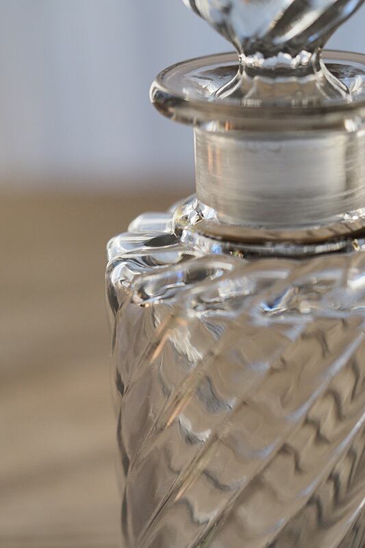ガラス越し螺旋スパイラル-antique baccarat perfume bottle