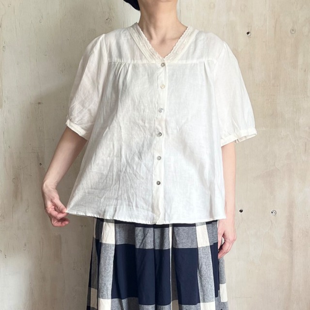 上品なレース衿のリネン100％前開きVネックブラウス／closet meii 2352