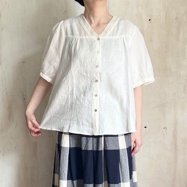 上品なレース衿のリネン100%前開きVネックブラウス/closet meii 2352