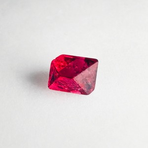 レッドスピネル 結晶 0.665ct