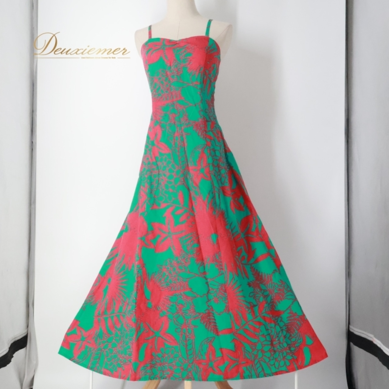 フラダンス 衣装 ワンピース ドレス グリーン系 マーメイドライン エムエムジェイ ハワイアンプリント アロハ MermaidLine MMJ フラ ダンス レッスン 練習 レッド系 緑 赤 フリル 着回し フレア キャミソールドレス オフショル 華やか 鮮やか かわいい おしゃれ 上品 おしゃれドレス リバーシブル フリル付き マーメイドライン グリーンレッド